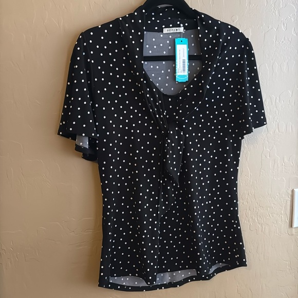 Beacon Tops - Dress top SS NWT black white dot V neck Large non cling fitted flowing stitchfix